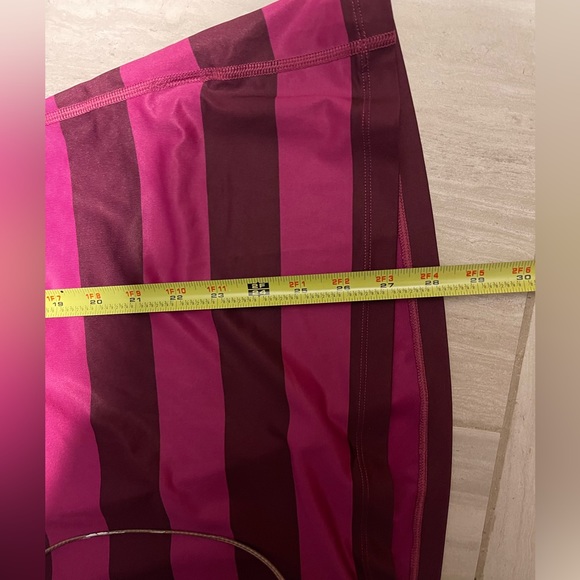 Nike Pro Women’s Large Lined Patterned Dri Fit Purple - Picture 5 of 7